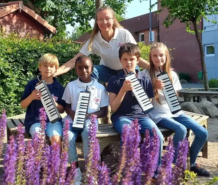 Susanne Köhnke leitet die Kinder in die Musik-Theorie und Praxis im 1. Jahr ein.